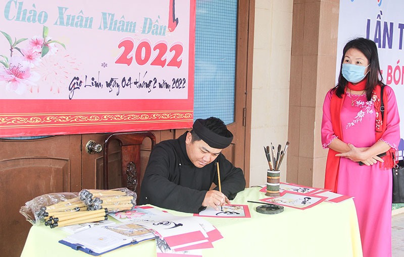 Viết thư pháp đầu xuân Nhâm Dần - 2022 ở huyện Gio Linh - Ảnh: M.Đ