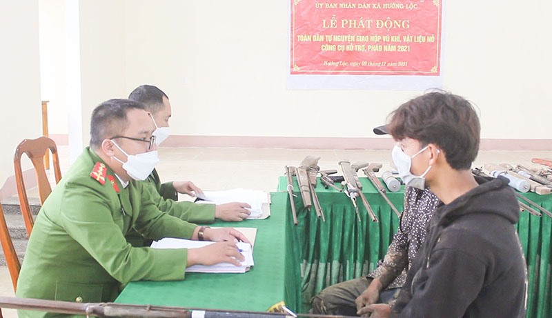 Người dân xã Hướng Lộc tự nguyện giao nộp các loại VK, VLN, CCHT và pháo nổ - Ảnh: N.T