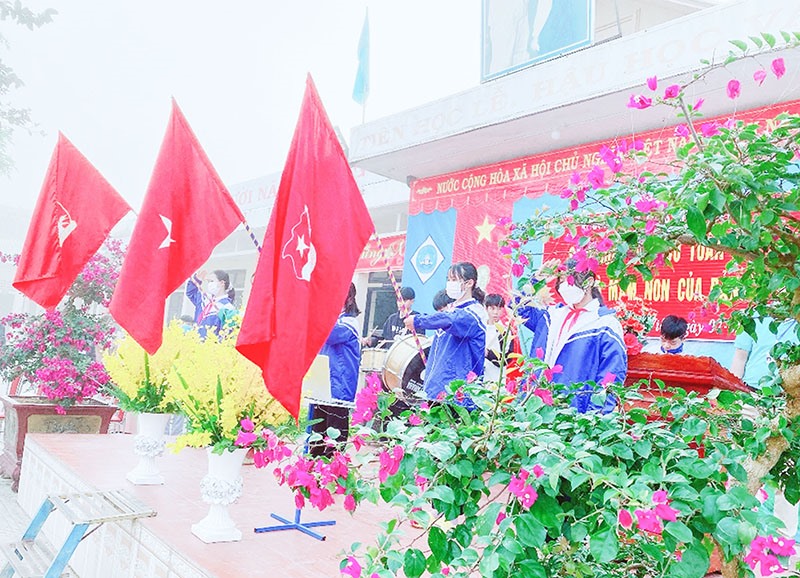 Sinh hoạt dưới cờ với chủ điểm “Em là mầm non của Đảng” tại Trường Tiểu học và THCS Hướng Việt, huyện Hướng Hóa ngày 7/2/2022 - Ảnh: T.L