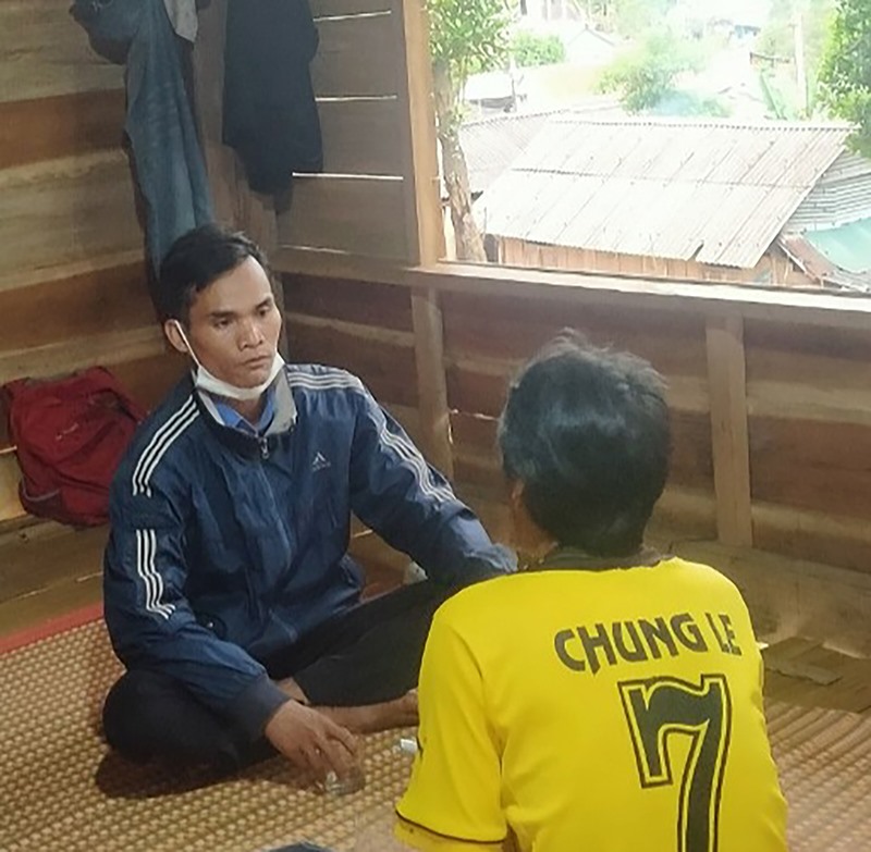 Cựu chiến binh Hồ Văn Chinh thường xuyên về bản làng tìm hiểu cuộc sống của hội viên - Ảnh: Nhân vật cung cấp