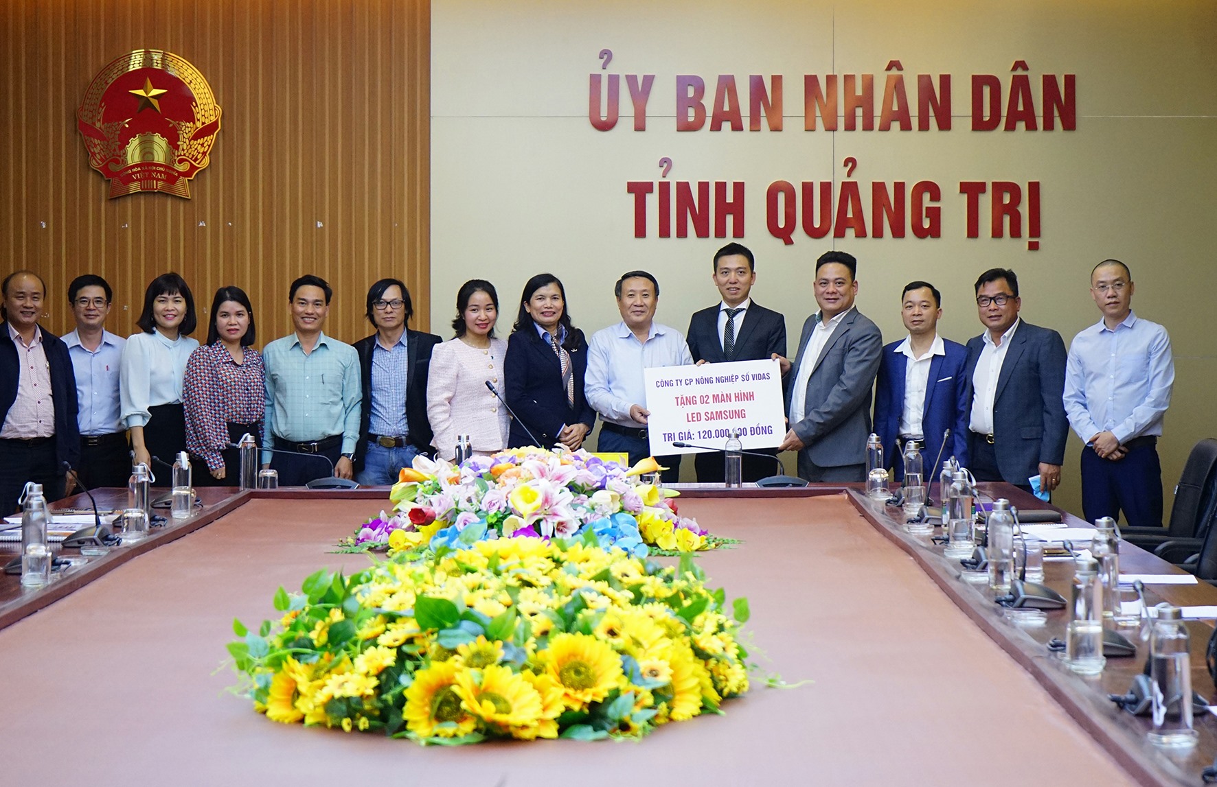 Phó Chủ tịch Thường trực UBND tỉnh Hà Sỹ Đồng tiếp nhận 2 màn hình led do Công ty Cổ phần Nông nghiệp số VIDAS trao tặng - Ảnh: L.A