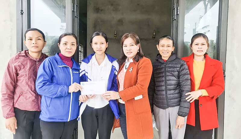Em Lê Thị Thu Huyền nhận nguồn bảo trợ từ tấm lòng nhân ái của cán bộ, hội viên phụ nữ thị trấn Hồ Xá - Ảnh: N.Đ
