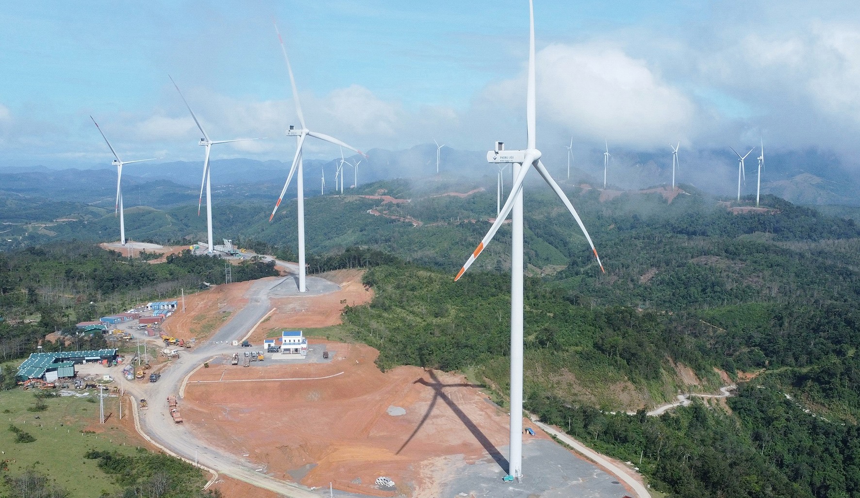 Các dự án điện gió đi vào vận hành trên địa bàn huyện Hướng Hóa đã phát huy hiệu quả, góp phần vào phát triển KT – XH của địa phương - Ảnh: L.A