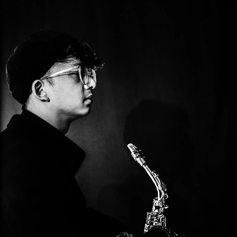 Phan Lê Hiếu dành phần lớn thời gian tuổi trẻ của mình cho âm nhạc - Ảnh: NVCC