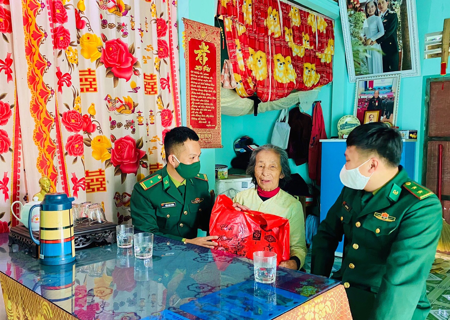 Thiếu tá Trần Minh Cường (ngoài cùng, bên trái) tặng quà cho người cao tuổi ở vùng biển - Ảnh: Q.H
