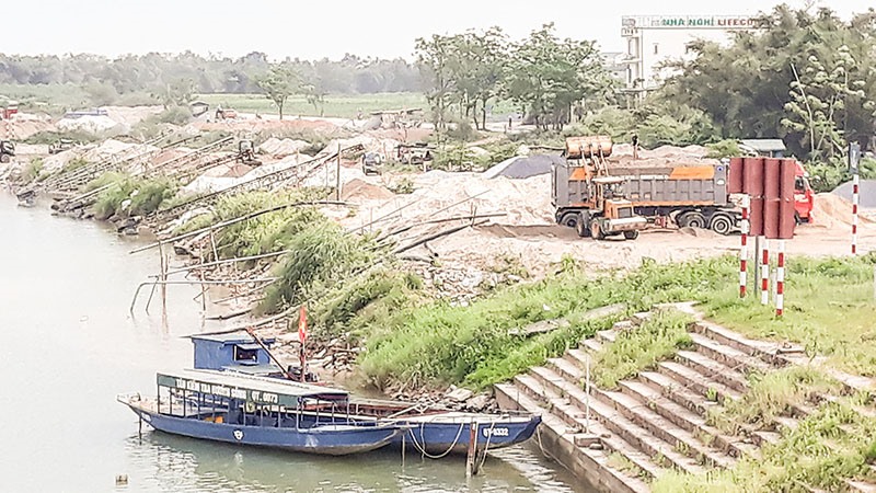 Các bến bãi tập kết kinh doanh cát, sỏi ở xã Triệu Thành, Triệu Phong - Ảnh: X.V