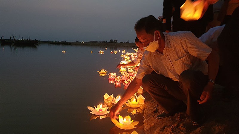 Những cựu binh Gạc Ma cùng thả những ngọn đèn hoa đăng xuống biển để tưởng nhớ đồng đội trong đêm trước lễ tưởng niệm - Ảnh: Thiên Phong