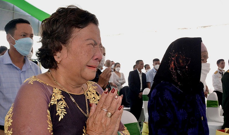 Mẹ Nguyễn Thị Hằng không cầm được nước mắt tại lễ tưởng niệm ở biển Thiên Cầm (Hà Tĩnh) - Ảnh: Thiên Phong