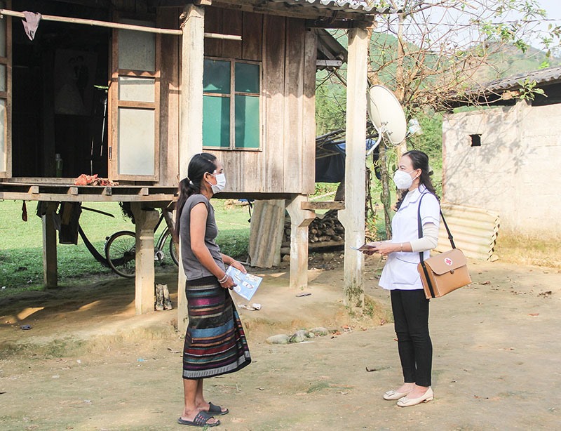 Cán bộ y tế cơ sở huyện Đakrông tuyên truyền cho người dân phòng, chống dịch bệnh - Ảnh: M.Đ