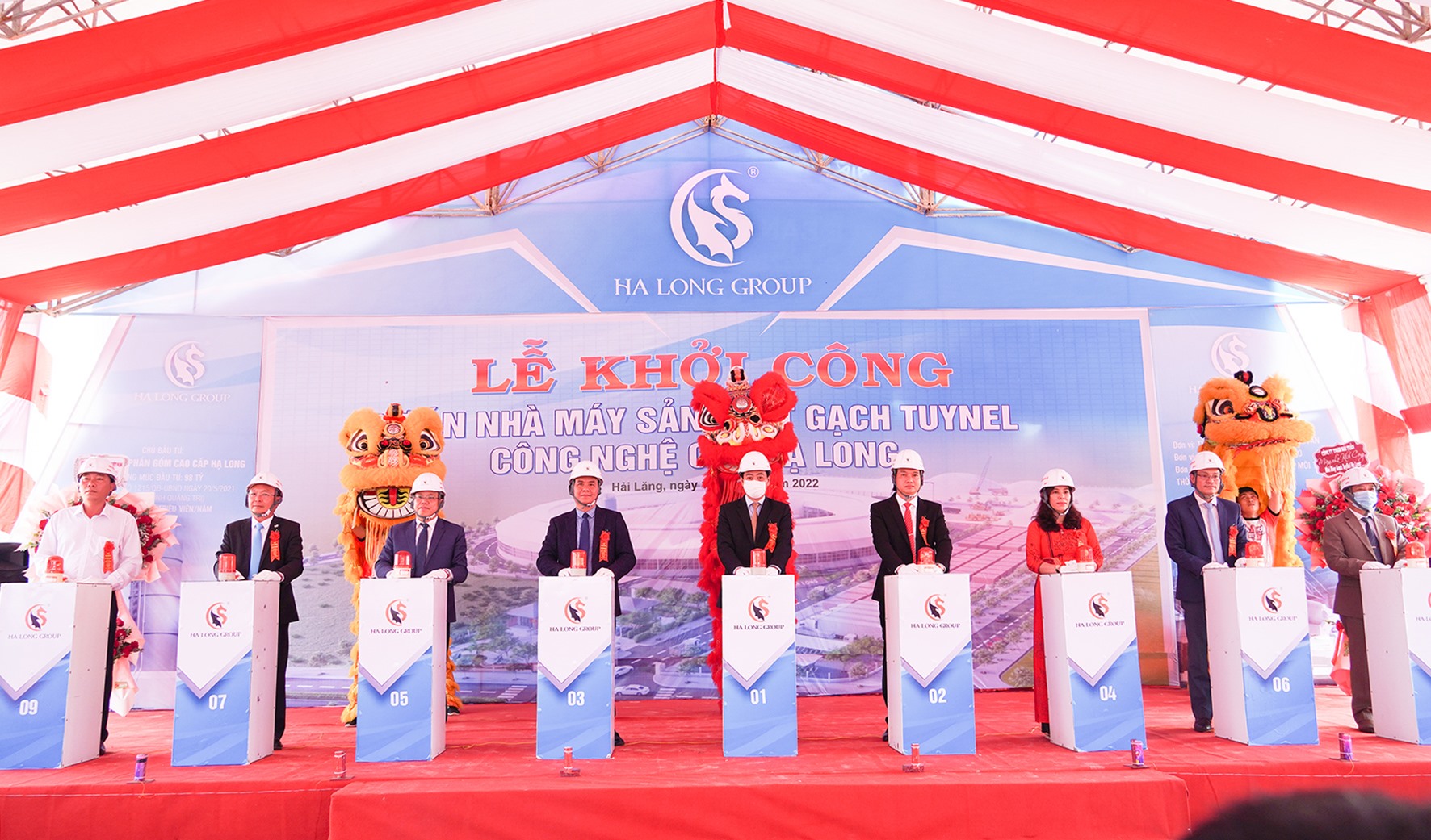 Lãnh đạo tỉnh, huyện Hải Lăng và chủ đầu tư bấm nút khởi công nhà máy -Ảnh: Hồng Hà