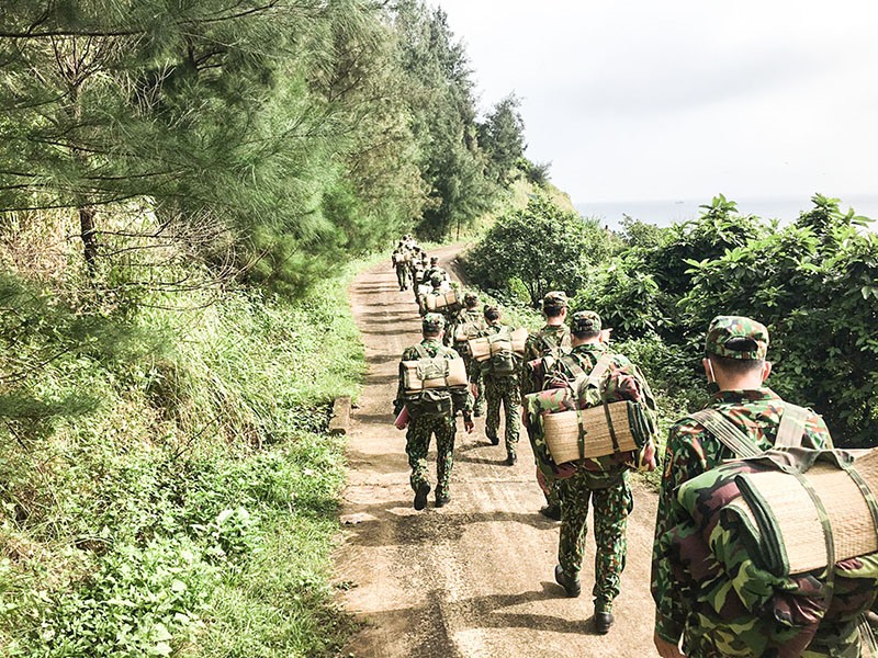 Ban CHQS huyện đảo Cồn Cỏ tổ chức luyện tập hành quân trên đảo - Ảnh: H.H