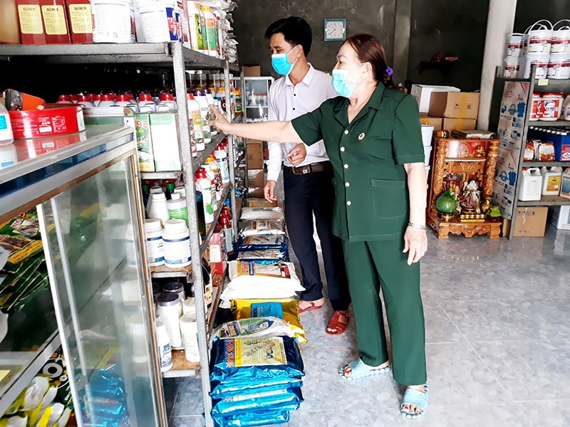 Bà Phạm Thị Lương giới thiệu các sản phẩm thức ăn chăn nuôi kinh doanh tại cửa hàng- Ảnh: T.H