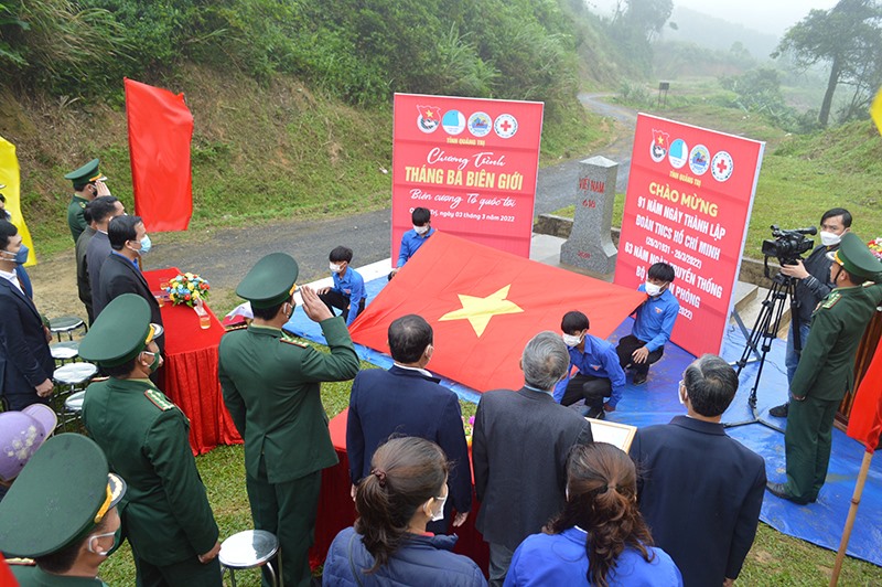 Xúc động lễ chào cột mốc tại mốc quốc giới 618 ở thôn Sa Trầm, xã Ba Nang, huyện Đakrông - Ảnh: Đ.V