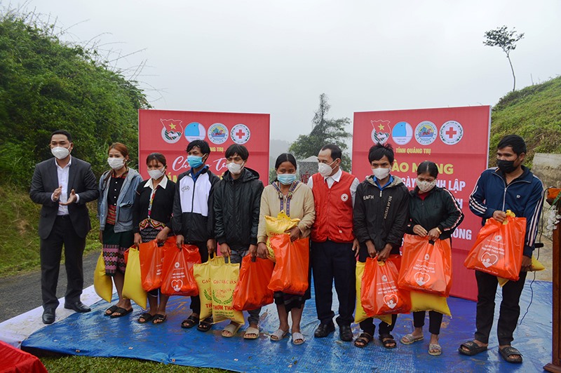 Người dân xã Ba Nang được trao tặng quà trong chương trình “Tháng 3 biên giới”- Ảnh: Đ.V