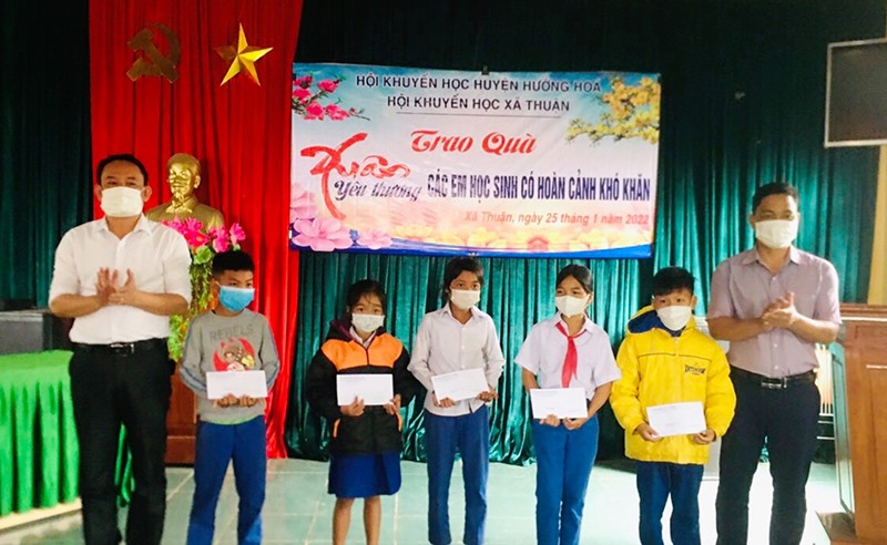 Hội Khuyến học xã Thuận trao quà cho học sinh nghèo vượt khó học giỏi nhân dịp đón xuân Nhâm Dần 2022 - Ảnh: N.T