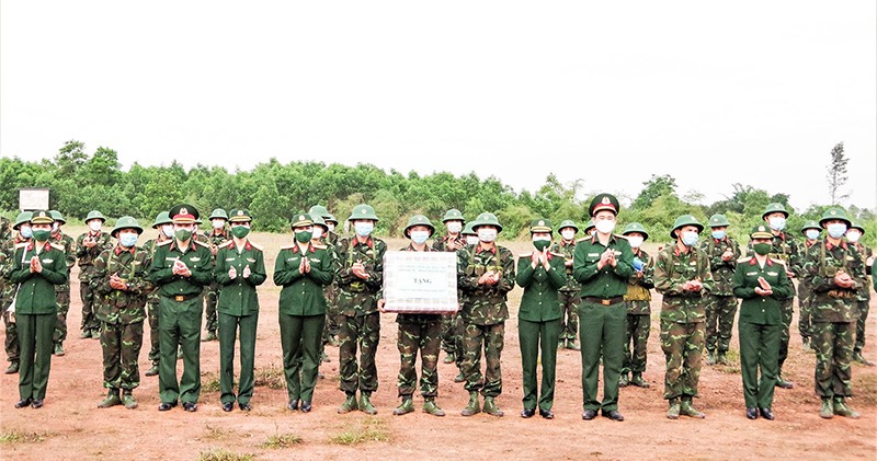 Cán bộ, hội viên Hội Phụ nữ Bộ CHQS tỉnh tặng quà động viên cán bộ, chiến sĩ mới Tiểu đoàn 43, Trung đoàn Bộ binh 842 - Ảnh: D.Đ