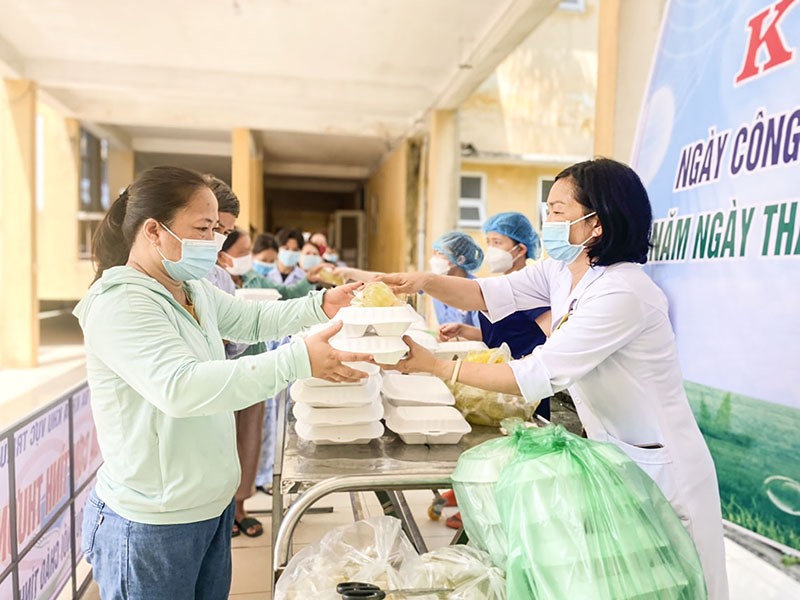 Tổ Công tác xã hội, Bệnh viện Đa khoa khu vực Triệu Hải phát cơm trưa từ thiện cho các bệnh nhân - Ảnh: N.L
