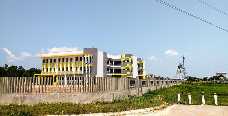 Công trình Trường THCS Nguyễn Trãi đang được gấp rút hoàn thiện - Ảnh: H.Q