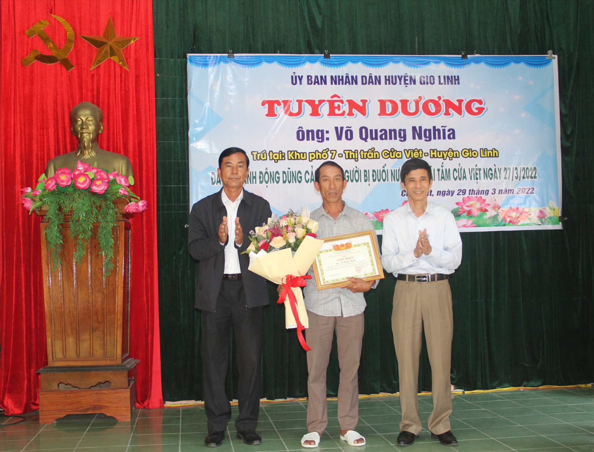 Chủ tịch UBND huyện Gio Linh Võ Đắc Hóa tặng giấy khen và biểu dương hành động dũng cảm của anh Võ Quang Nghĩa - Ảnh: HN