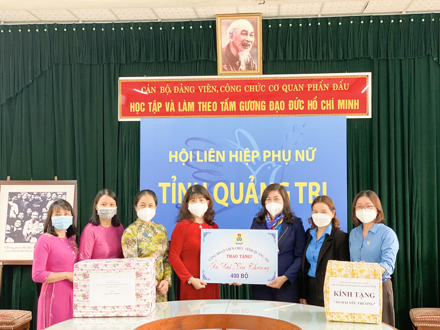 Đại diện Hội LHPN tỉnh tiếp nhận áo dài từ Công đoàn Viên chức tỉnh - Ảnh: Huyền Trang