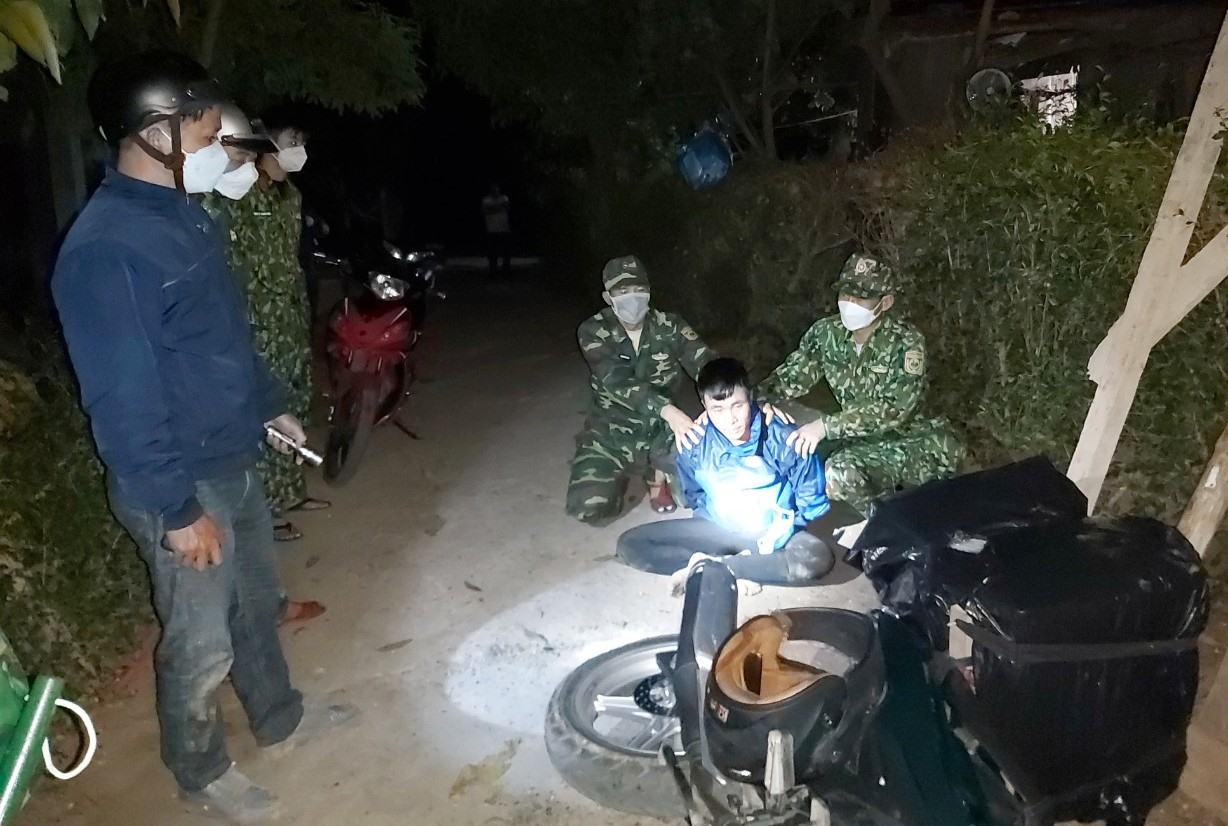 Đối tượng Việt bị các lực lượng chức năng bắt giữ- Ảnh: MH