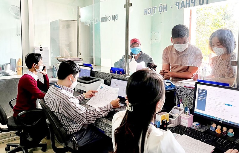 Bộ phận “một cửa” của UBND xã Tân Thành giải quyết nhanh TTHC cho người dân - Ảnh: K.S