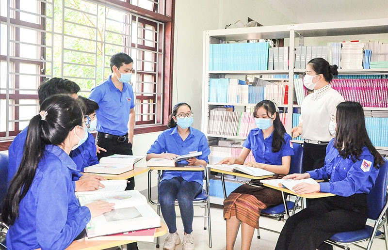 Các sinh viên Lào được giảng viên hỗ trợ trau dồi vốn tiếng Việt - Ảnh: T.L
