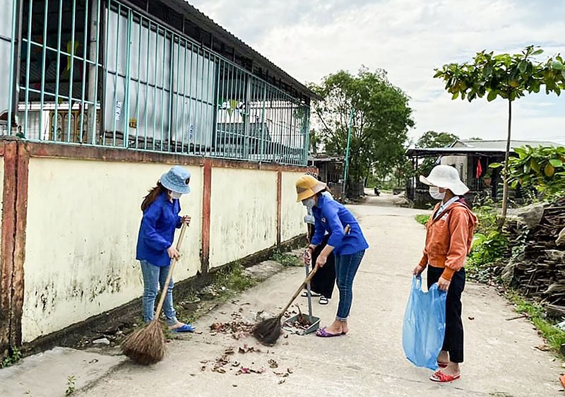 Thu gom rác thải, đảm bảo môi trường sạch, đẹp tại xã Gio Việt, huyện Gio Linh - Ảnh: T.L