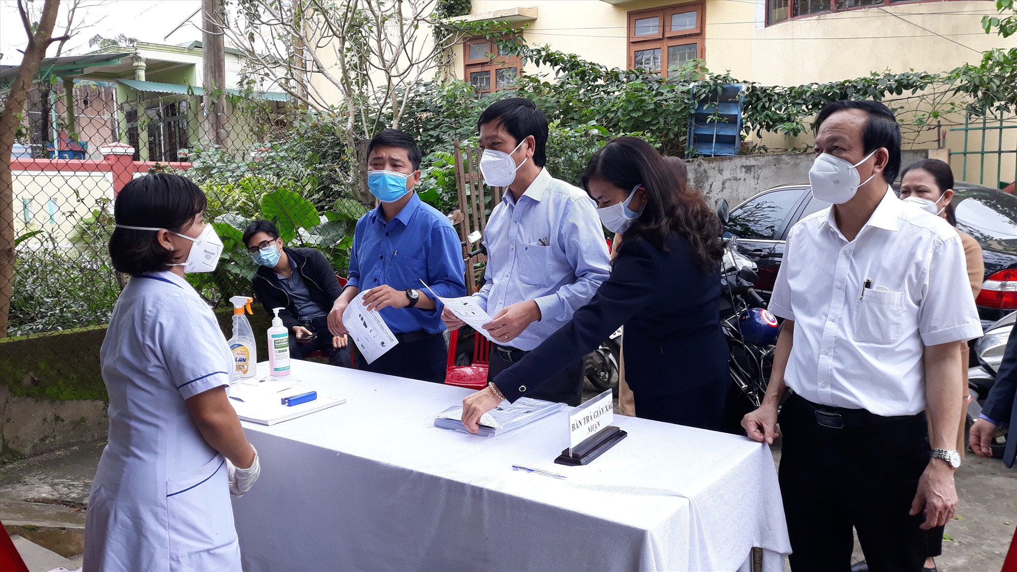 Phó Chủ tịch UBND tỉnh Hoàng Nam kiểm tra công tác phòng, chống COVID-19 tại Trạm Y tế Phường 5 - Ảnh: N.V
