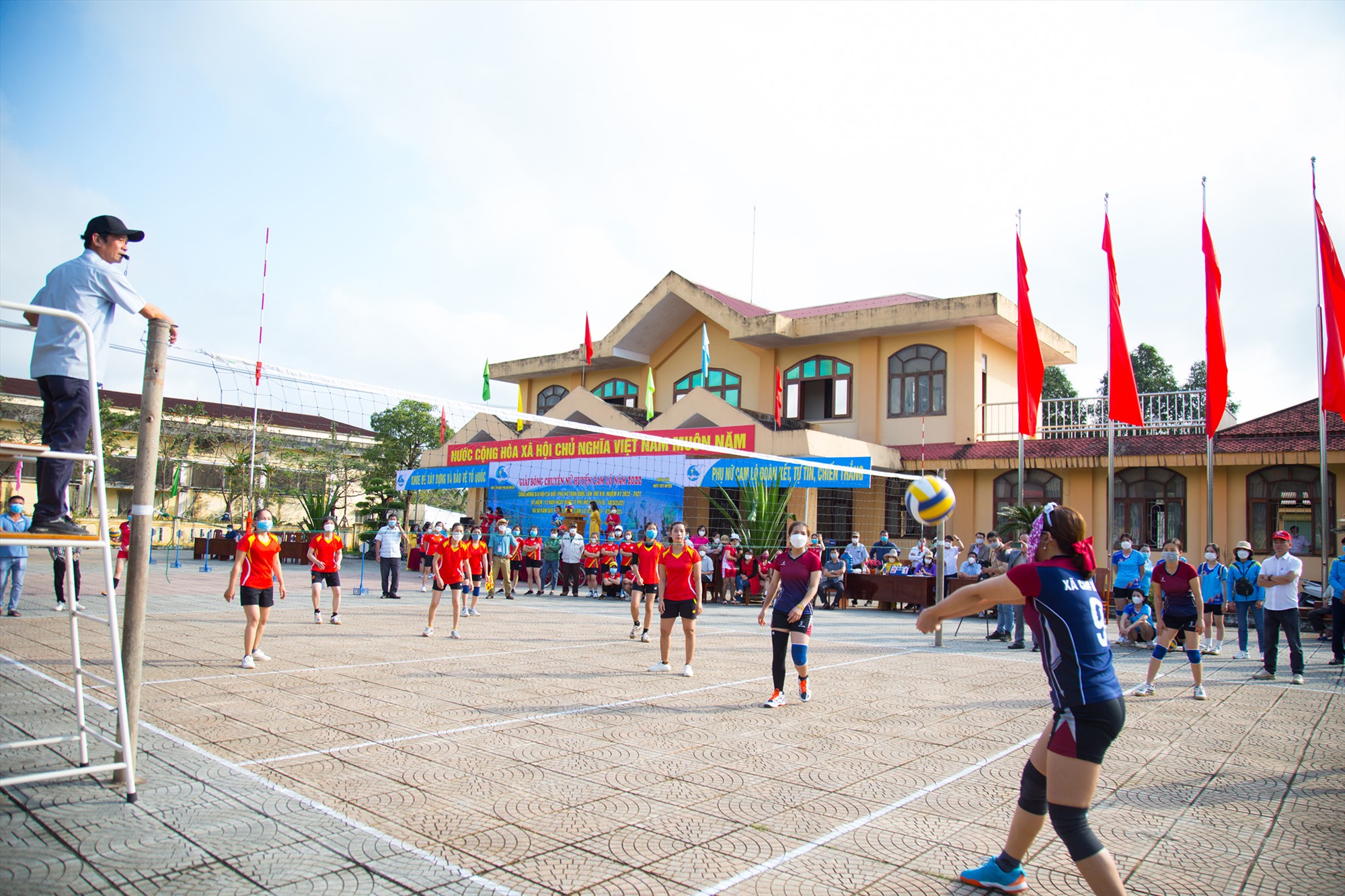 Sau lễ khai mạc là trận thi đấu giữa đội bóng chuyền nữ xã Cam Hiếu và xã Cam Tuyền - Ảnh: L.T