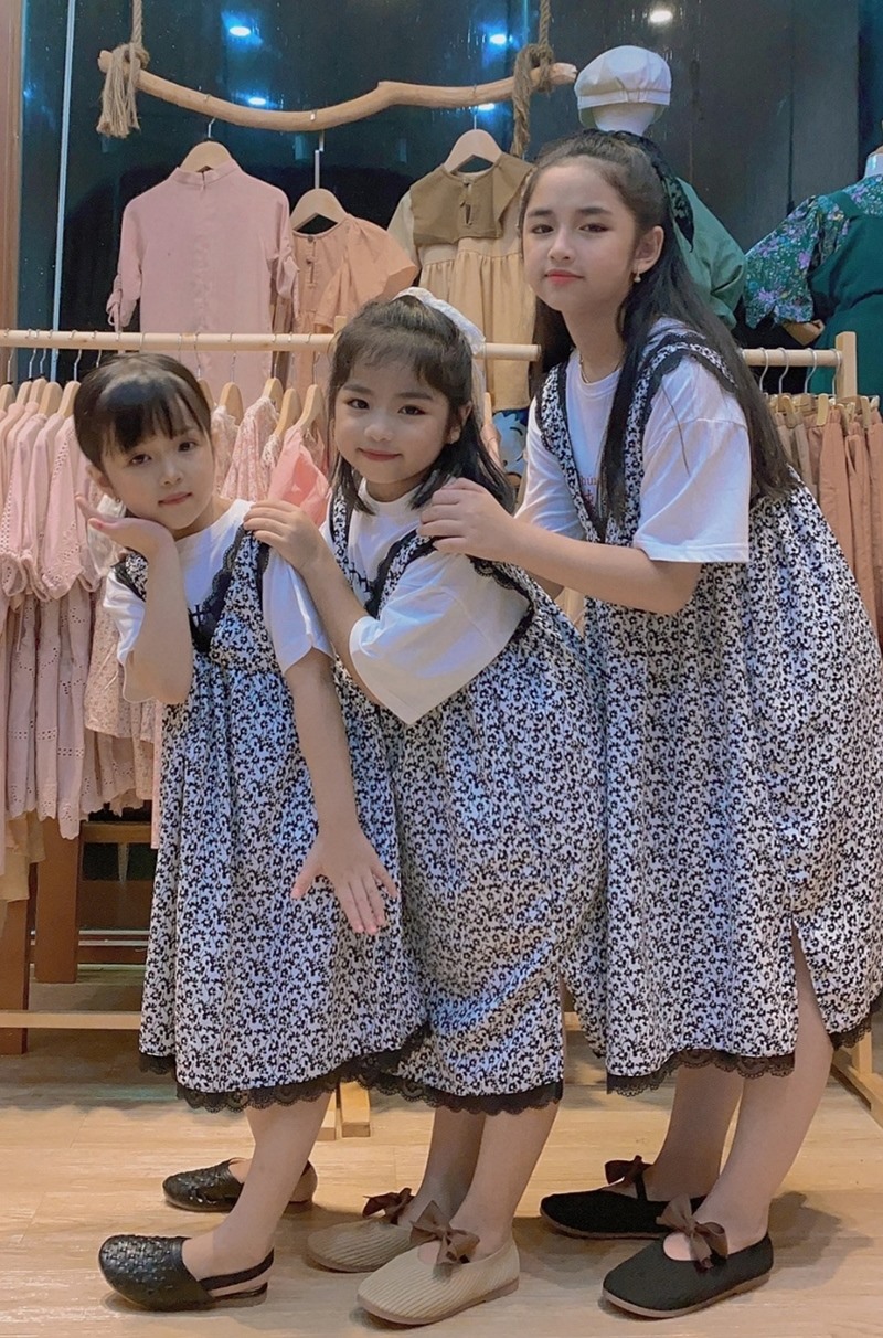 Linh Hà (thứ nhất từ phải sang) thường xuyên tham gia làm mẫu cho các shop bán áo quần trẻ em ở thị trấn Khe Sanh -Ảnh: NVCC