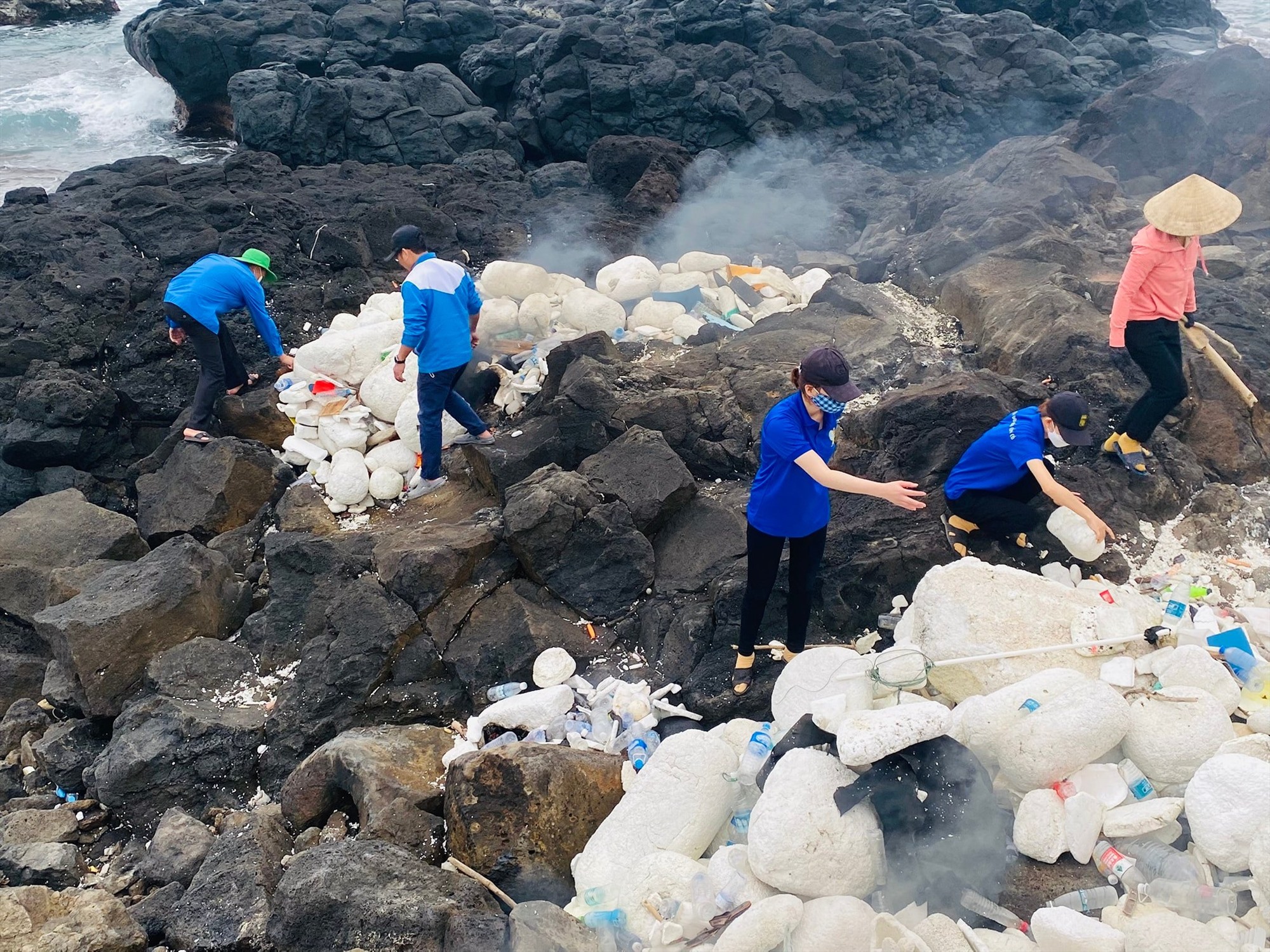 Đoàn viên thanh niên huyện đảo Cồn Cỏ ra quân vệ sinh môi trường dọc bờ biển trên đảo - Ảnh: Đ.V