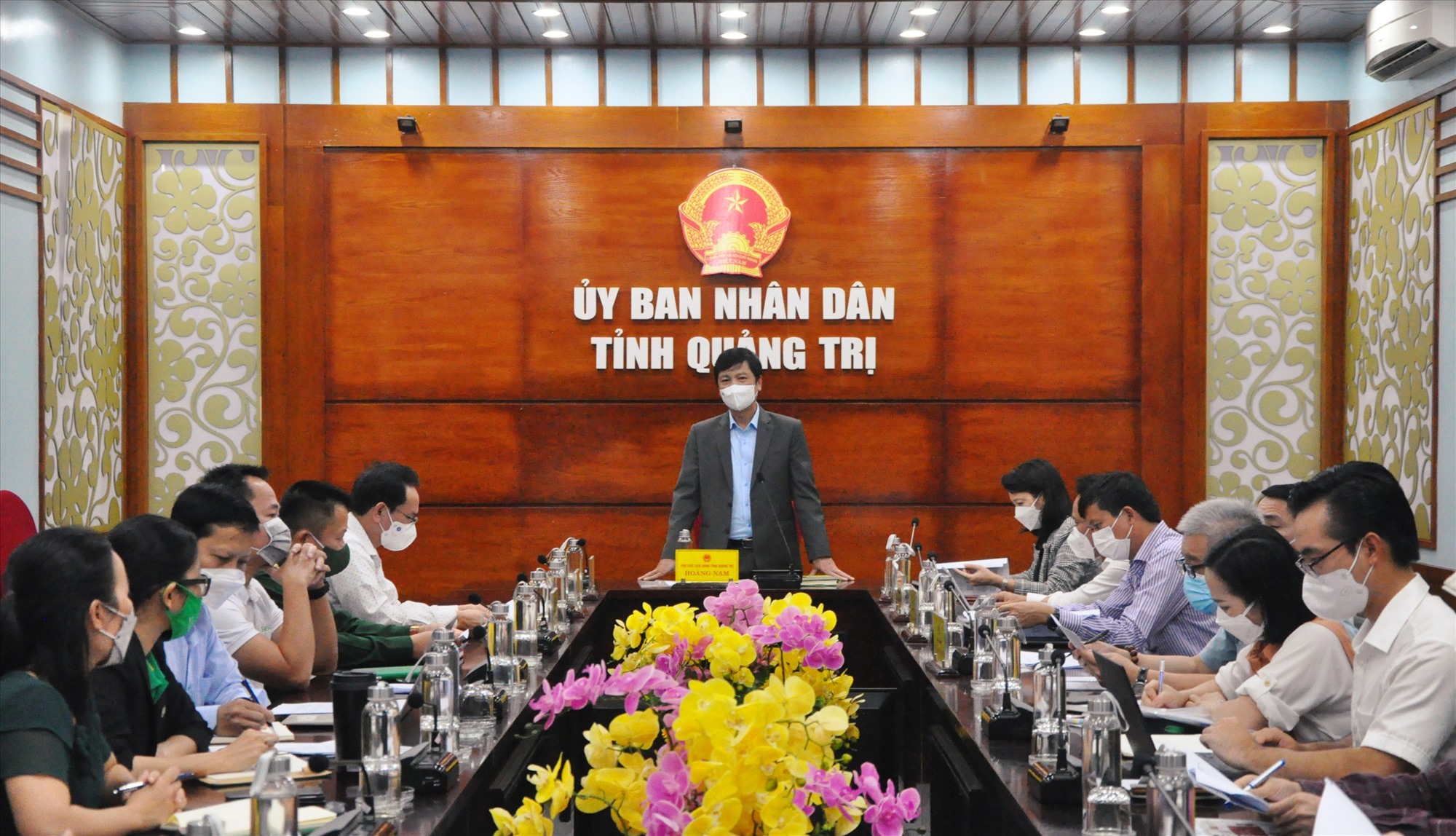 Phó Chủ tịch UBND tỉnh Hoàng Nam phát biểu tại cuộc họp - Ảnh: Q.H