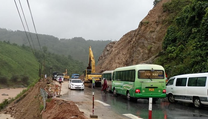 Sạt lở đoạn từ Km 54+190 đến Mm 54+455, Quốc lộ 9, đoạn qua huyện Đakrông gây ách tắc giao thông - Ảnh: CTV