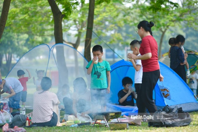 Tại công viên Yên Sở (quận Hoàng Mai), nhiều gia đình đưa con em mình đến vui chơi và cắm trại.