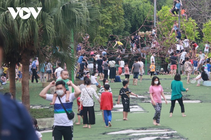 Tại một số công viên của Hà Nội như công viên Cầu Giấy, Nghĩa Đô…, tranh thủ trời đẹp, nhiều phụ huynh đưa con tới các khu vui chơi ở đây để thoải mái chơi đùa, nô nghịch.