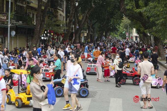 Ở phố Hàng Khay, các gia đình có trẻ nhỏ tập trung rất đông.