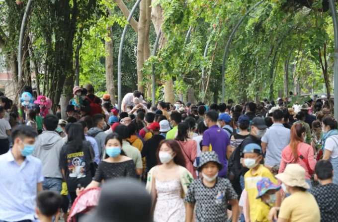 Bên trong Thảo cầm viên Sài Gòn, tất cả các ngả đường, người tham quan đều đông đúc.