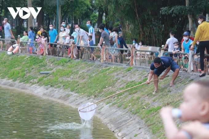 Thay vì đi du lịch trong dịp này, nhiều gia đình chọn ở lại Hà Nội để nghỉ ngơi, thư giãn, cũng vì thế các công viên ngoài trời ở thủ đô trở nên kẹt cứng người.