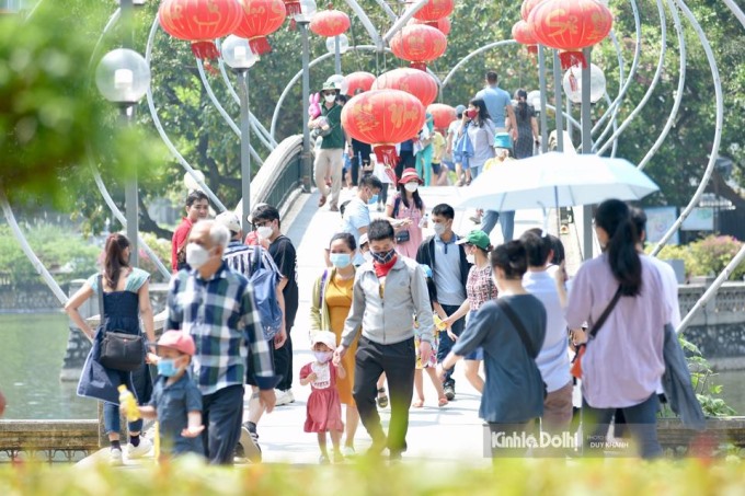 Dịp nghỉ lễ Giỗ Tổ Hùng Vương năm nay được nghỉ 2 ngày, số lượng người đến các công viên và khu vui chơi tăng đột biến.