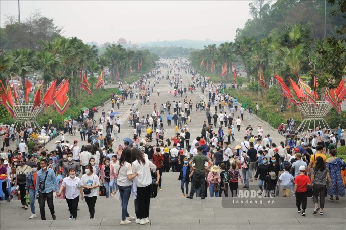 Tại Đền Hùng, ngay từ sáng sớm 10.3 Âm lịch, rất đông du khách đã đổ về nơi đây.