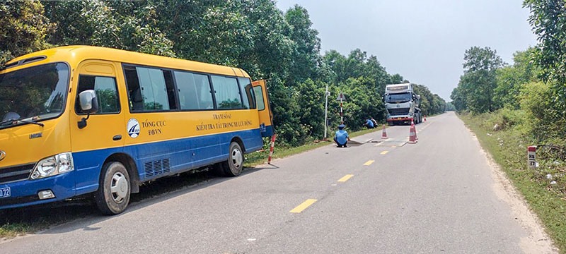 Thanh tra Sở Giao thông vận tải tỉnh triển khai cân tải trọng lưu động trên tuyến Quốc lộ 9D đoạn qua huyện Vĩnh Linh - Ảnh: L.T