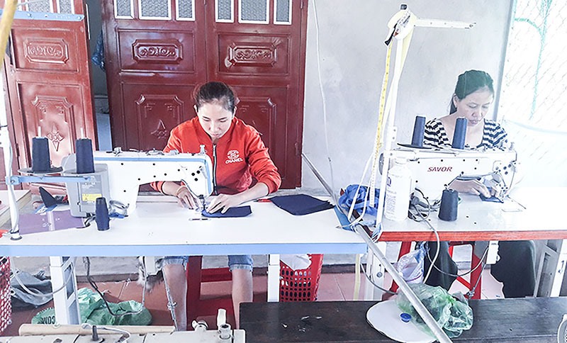Nhiều lao động nông thôn ở huyện Hải Lăng đã tìm được việc làm tại các doanh nghiệp địa phương - Ảnh: T.L