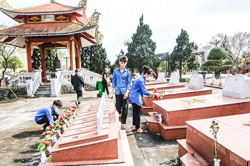 Tuổi trẻ huyện Gio Linh chăm sóc các phần mộ liệt sĩ tại Nghĩa trang liệt sĩ huyện Gio Linh - Ảnh: H.N