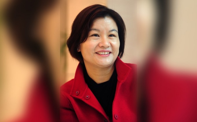 9. Zhou Qunfei: Giá trị tài sản ròng: 7,1 tỷ USD. Zhou Qunfei là người sáng lập và CEO Lens Technology. Công ty này cung cấp màn hình điện thoại thông minh cho các thương hiệu lớn như Samsung, LG và Microsoft. Năm 2015, bà là người phụ nữ tự thân giàu nhất thế giới sau thương vụ IPO của Lens Technology. Tuy nhiên, Qunfei đã mất hơn nửa tài sản của mình trong năm qua do mã này giảm 54%. (Ảnh: SCMP)