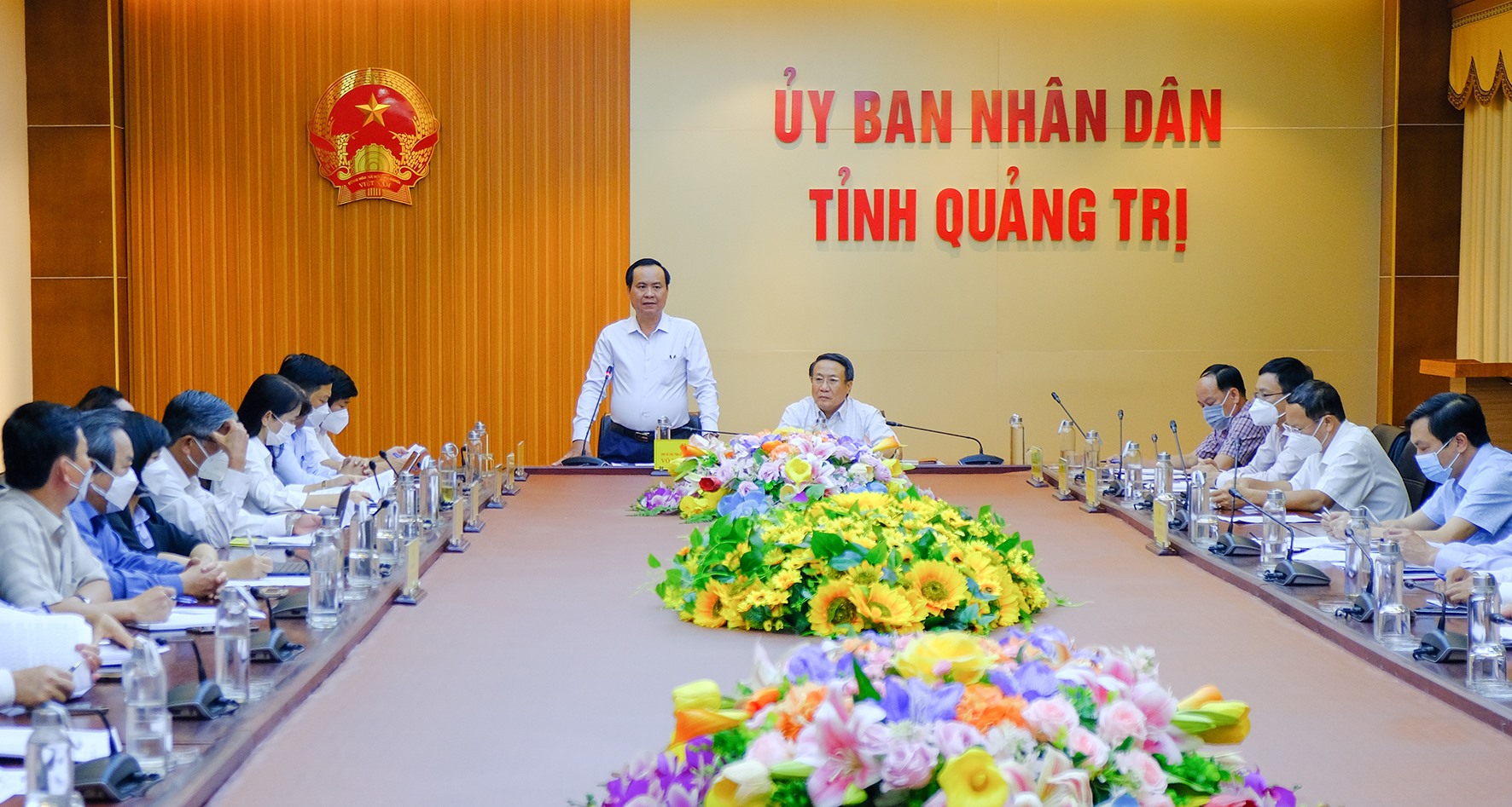 Chủ tịch UBND tỉnh Võ Văn Hưng yêu cầu trước mắt các sở, ban, ngành, địa phương cần rà soát, thống kê thiệt hại, đề xuất hỗ trợ khôi phục sản xuất - Ảnh: Trần Tuyền