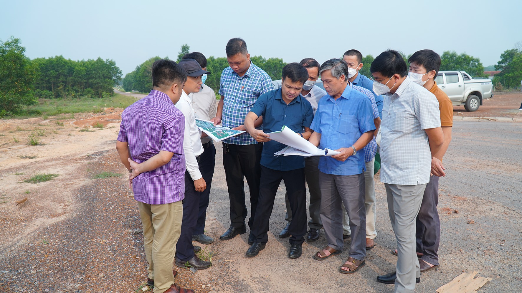 Lãnh đạo huyện Cam Lộ khảo sát vị trí xây dựng khu tái định cư phục vụ dự án cao tốc Vạn Ninh - Cam Lộ tại xã Cam Hiếu-Ảnh: Anh Vũ