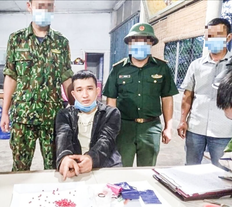 Một đối tượng vận chuyển ma túy bị lực lượng chức năng ở huyện Đakrông bắt giữ - Ảnh: TL