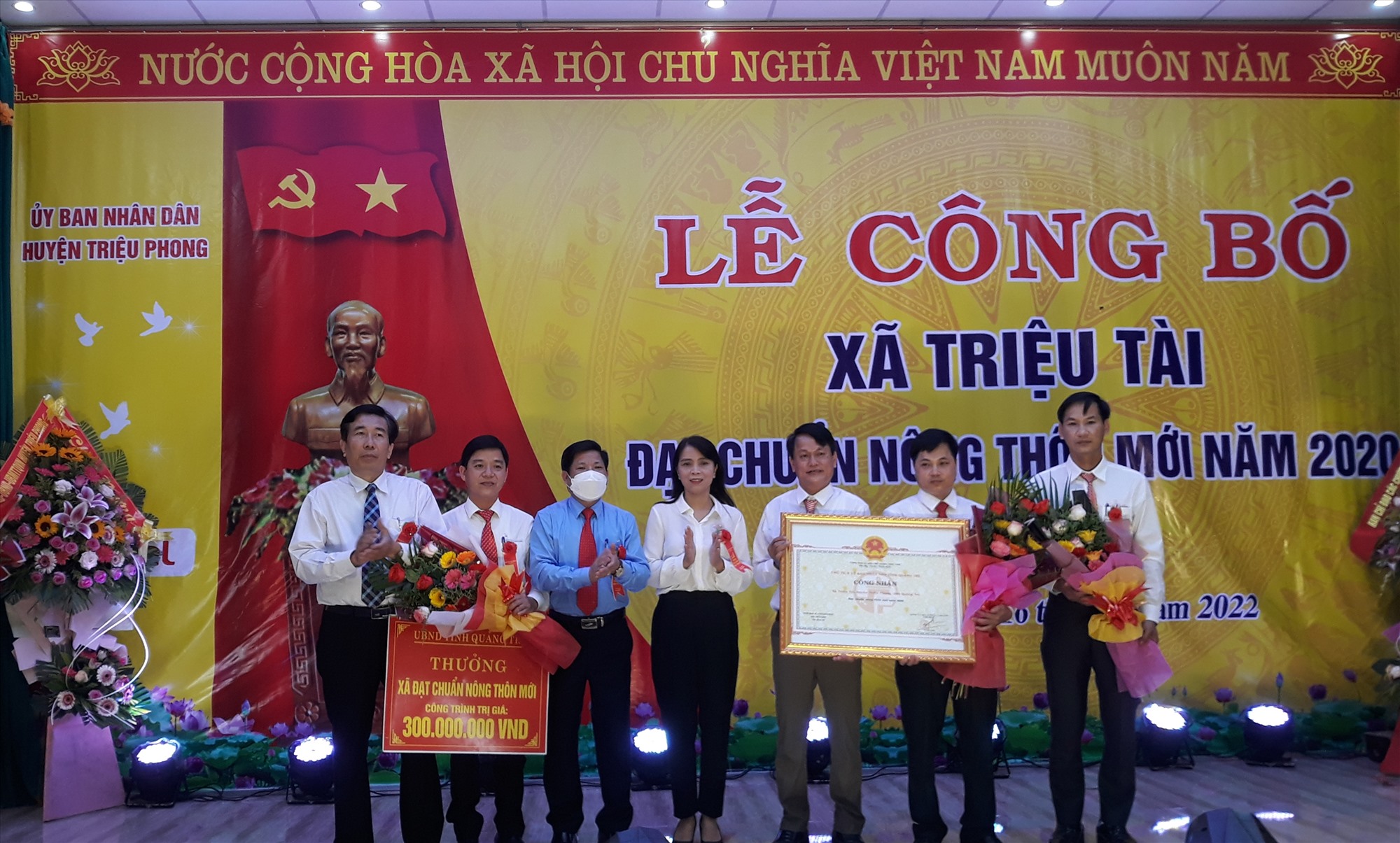 Lãnh đạo xã Triệu Tài đón nhận Bằng công nhận xã đạt chuẩn nông thôn mới và phần thưởng 300 triệu đồng của UBND tỉnh- Ảnh: NV