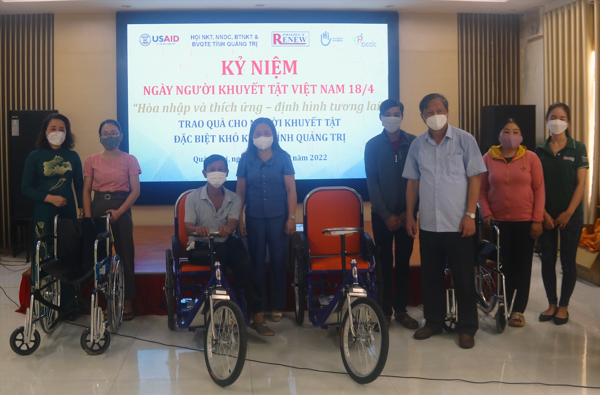 Trưởng Ban Dân vận Tỉnh ủy Lê Thị Lan Hương cùng các đại biểu trao tặng xe lăn, xe lắc cho NKT, đại diện thân nhân NKT - Ảnh: N.B